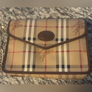 Burberry’s clutch